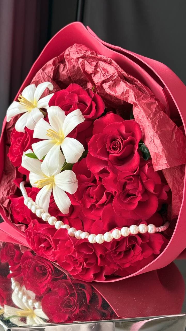 Finished Holy Chic bouquet with pearl details