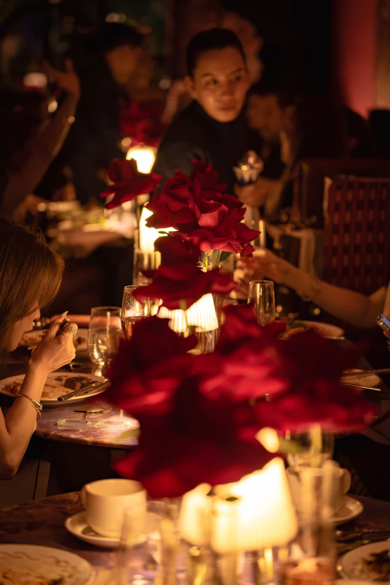 Red rose tablescape at Medusa BGC Close view of red rose arrangements and lamps on dinner tables at Medusa BGC