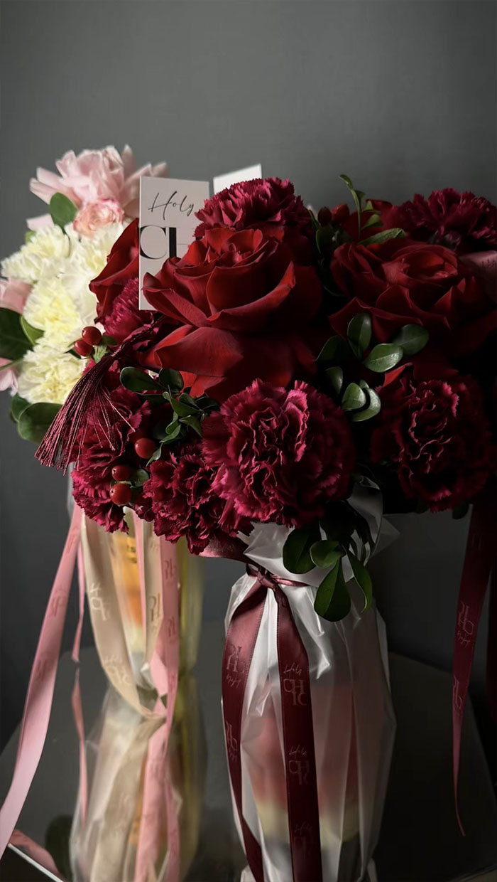 2-in-1 transformer bouquet red flowers