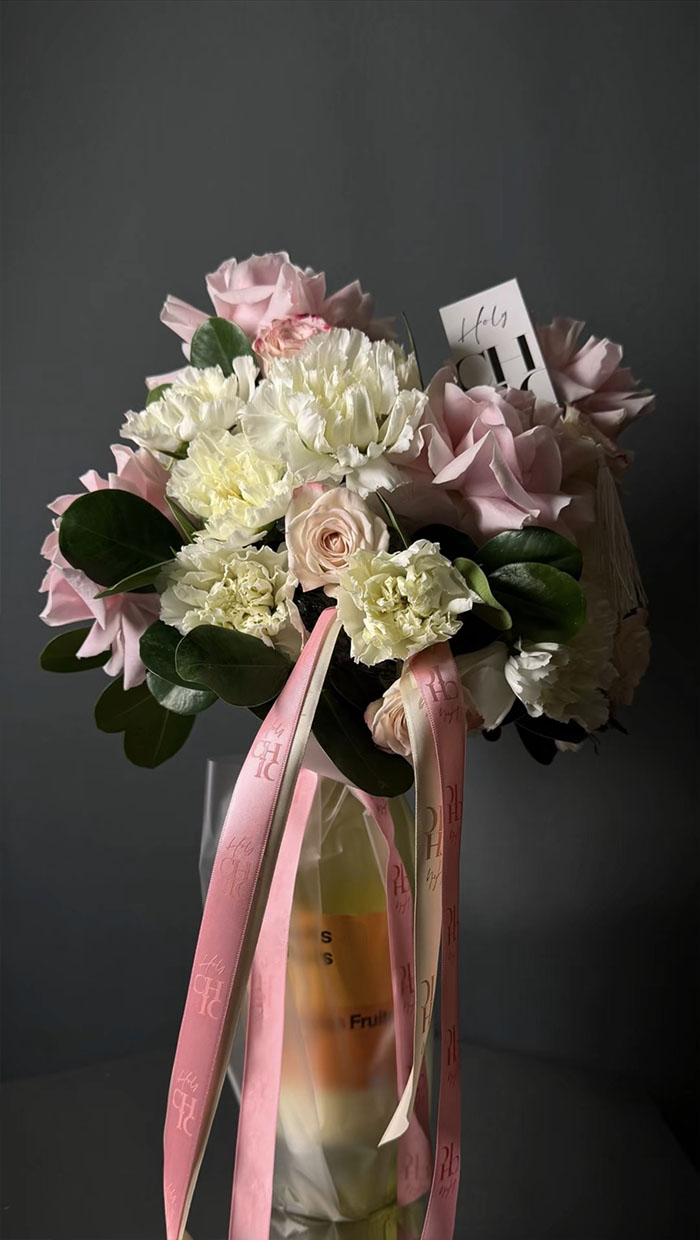 2-in-1 transformer bouquet white flowers Category: