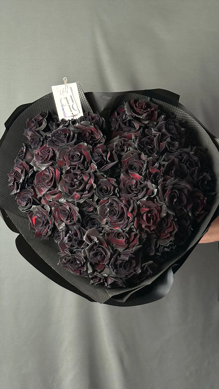 A black heart of 100 roses