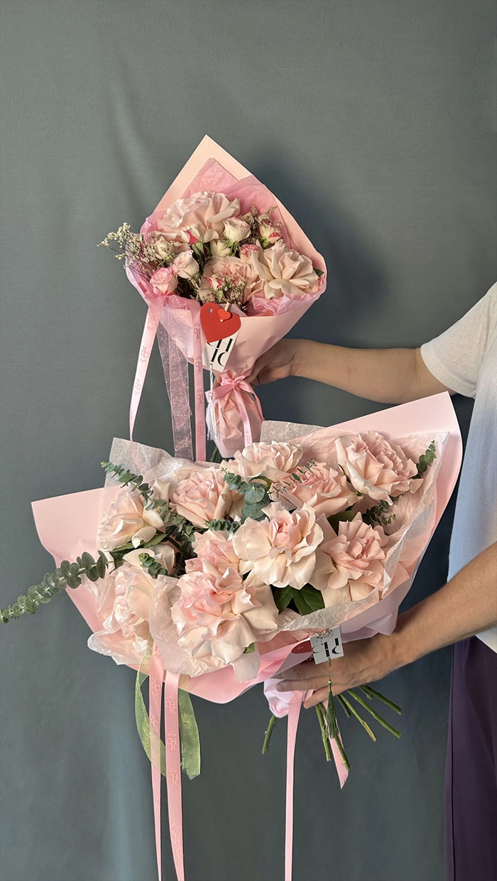 A bouquet set for mother and daughter in pink tones