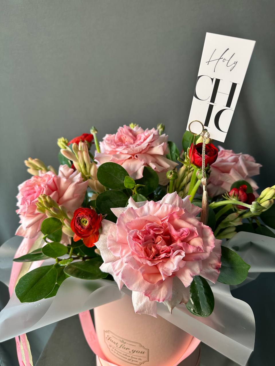 Hatbox 304 - Roses and ranunculus