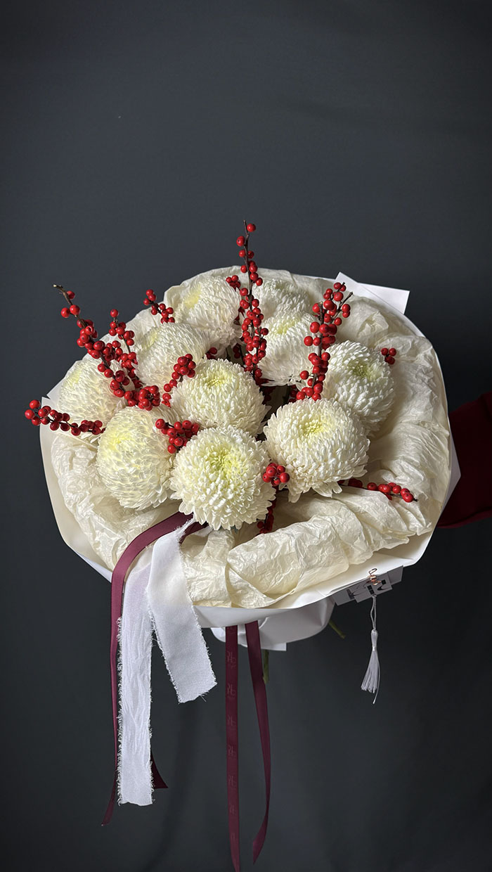Seasonal Snowy Chrysanthemum Bouquet with Berries