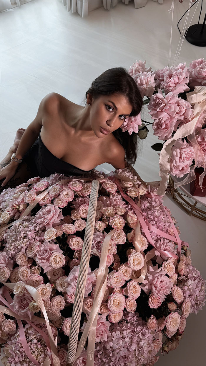 spray roses and hydrangeas giant basket