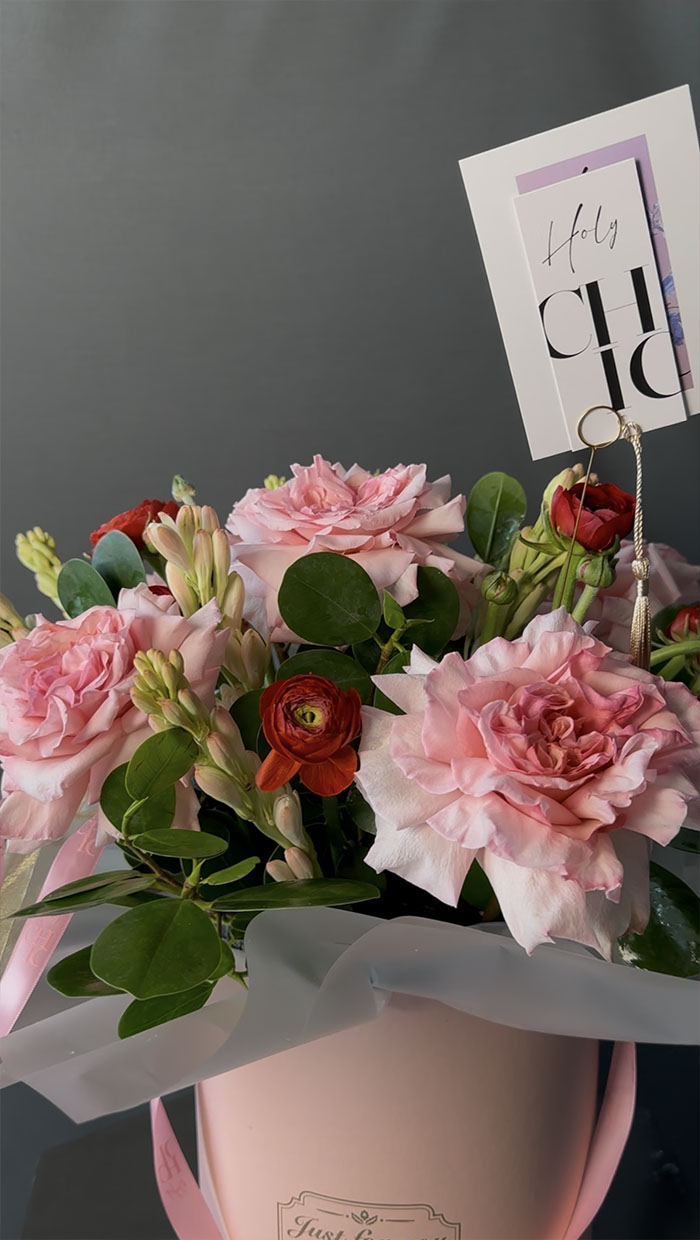 Summer Hat Box Arrangement with Roses & Ranunculus